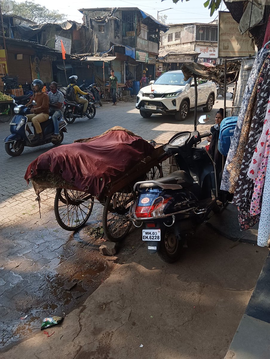 ArchitectJ31521's tweet photo. Every day traffic for this hawker, some PPL r got injured bcoz of traffic n traffic bcoz of this hawker plz remove this parmanently @mybmc @mybmcWardS @mybmcWardS1 @nitin_gadkari @MumbaiPolice @MTPHereToHelp plz take action against this parmanently @rutuja_latke https://t.co/ZWHDoNL3gD