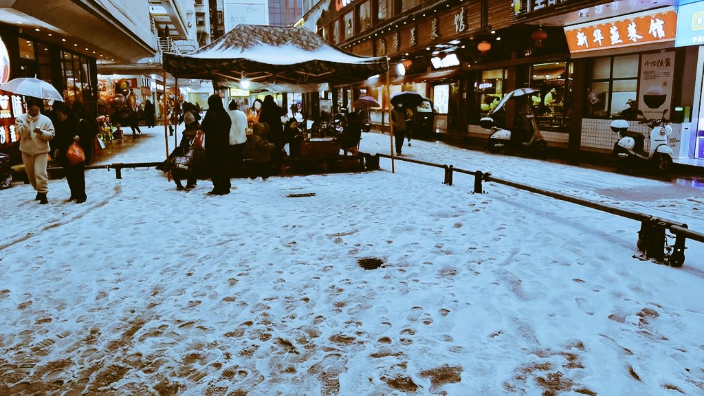 noname7813's tweet photo. 2024年的第二场雪下得有点急！＃吉首＃ https://t.co/LgwW0RSorN
