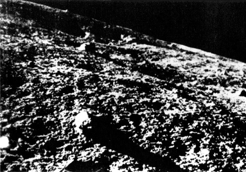 Il 3 febbraio 1966 la sonda sovietica Luna 9 diventava la prima a fare un atterraggio morbido su un altro corpo celeste, inviando immagini ravvicinate del panorama circostante. Fornì la prima prova che il suolo lunare poteva sopportare il peso di una capsula spaziale.

#LUNA