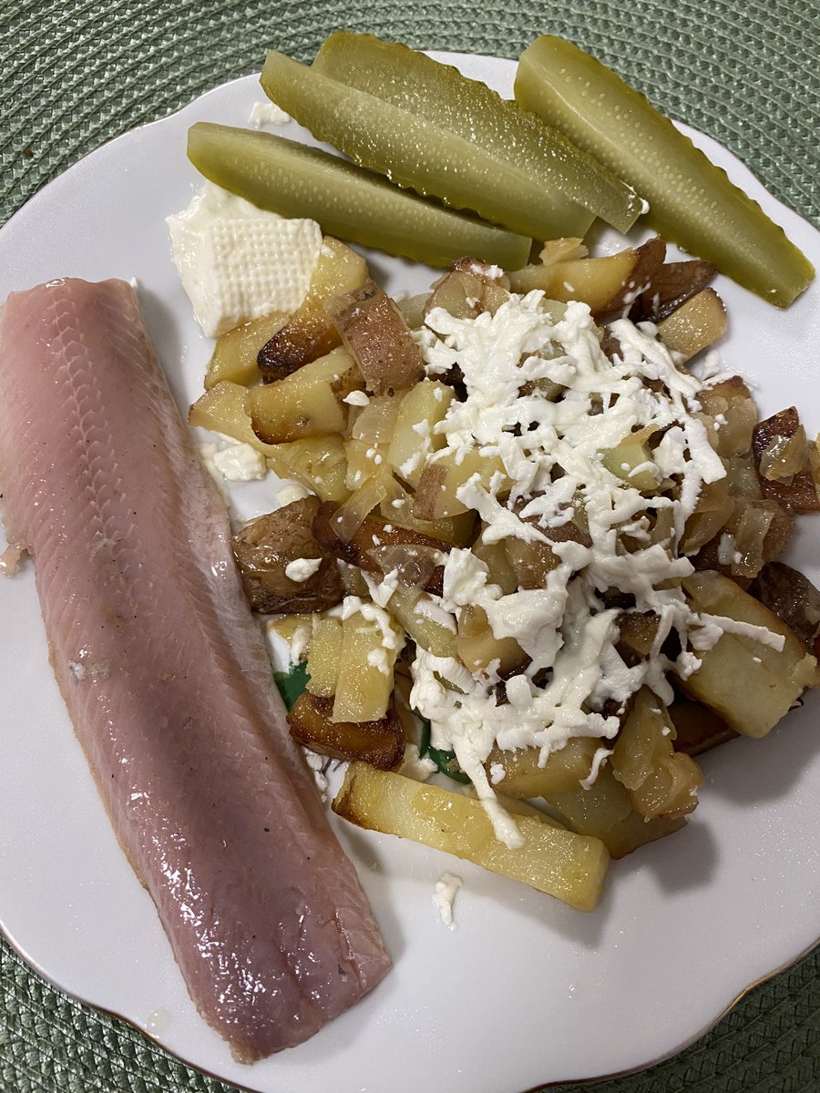 Если не чистить картошку перед жаркой, то она получается вкуснее ))