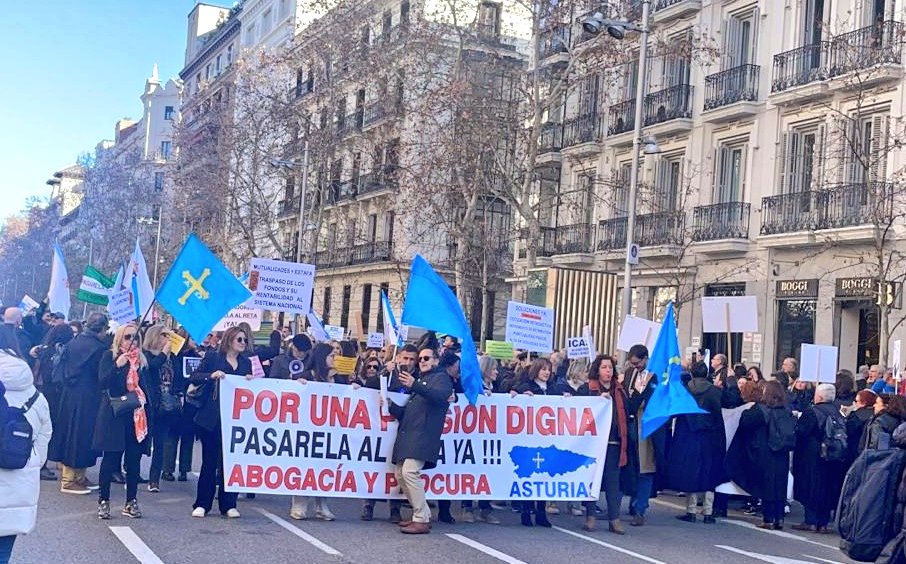 jrramirezgomez's tweet photo. Hoy miles de Abogados y Procuradores de toda España nos manifestamos en Madrid por unas pensiones dignas, reclamando una #PasarelaRETA, y para exigir retribuciones justas, conforme al trabajo y responsabilidad que tenemos, en el #TurnodeOficio. https://t.co/FGtd7BV6ve