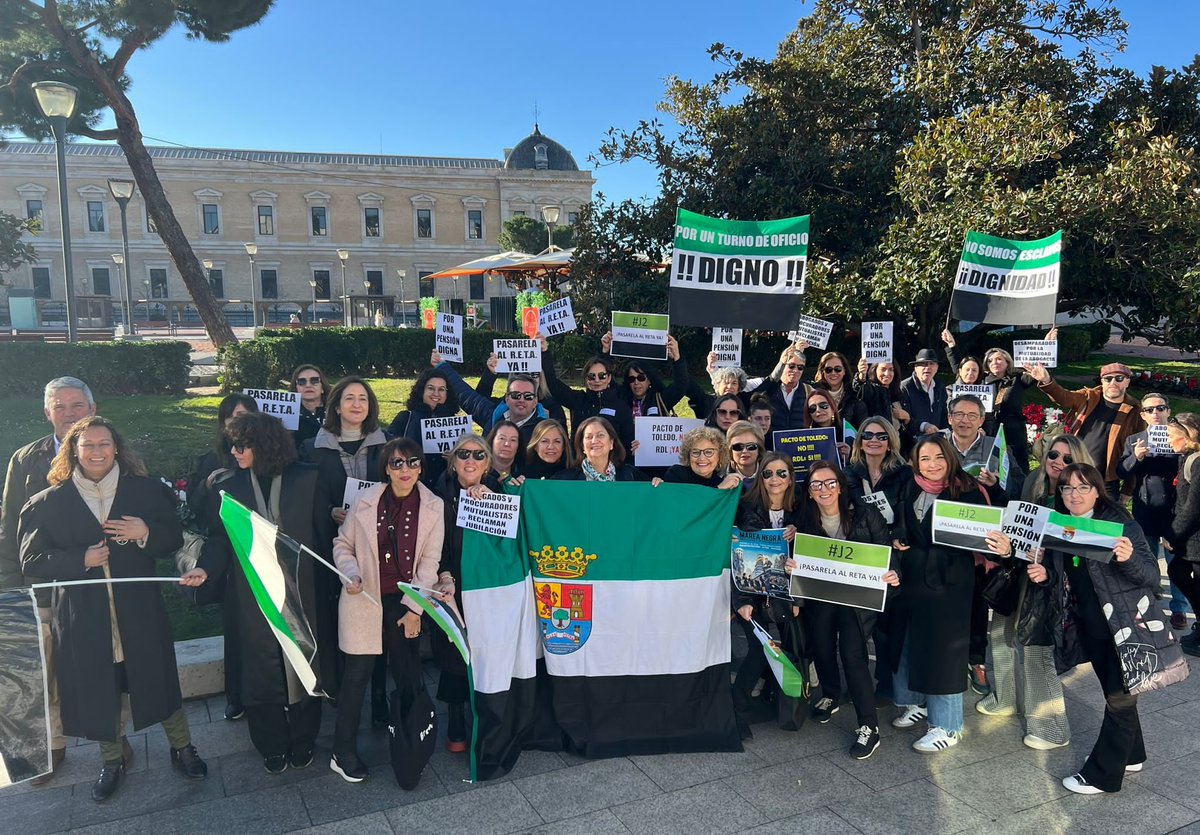 jrramirezgomez's tweet photo. Hoy miles de Abogados y Procuradores de toda España nos manifestamos en Madrid por unas pensiones dignas, reclamando una #PasarelaRETA, y para exigir retribuciones justas, conforme al trabajo y responsabilidad que tenemos, en el #TurnodeOficio. https://t.co/FGtd7BV6ve