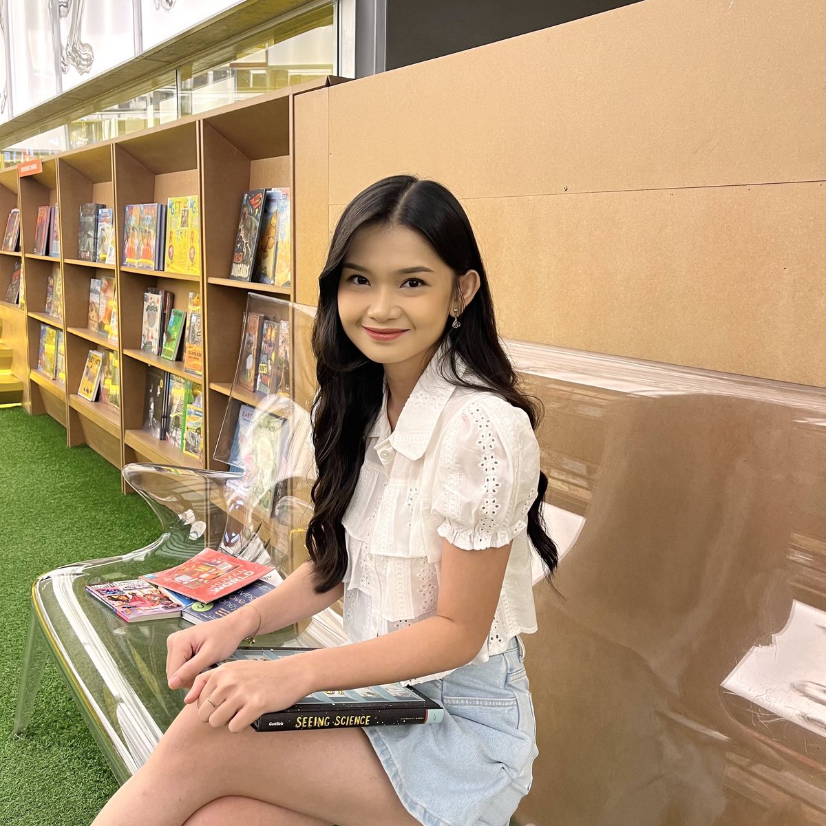 C_IndahJKT48's tweet photo. bookstore https://t.co/UsjNw7Jb9Y