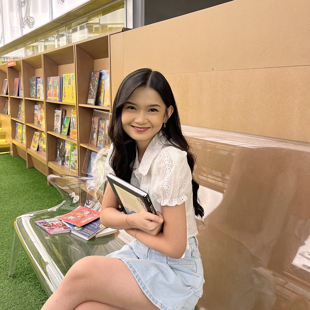 C_IndahJKT48's tweet photo. bookstore https://t.co/UsjNw7Jb9Y