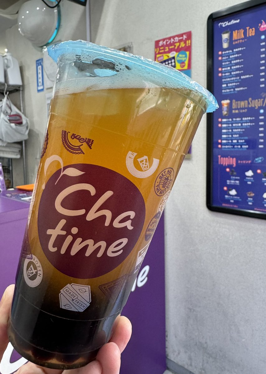 oo79864432's tweet image. Chatime チャタイム 🔮 池袋東口店  6回目  😆

3か月半ぶり。
おススメ❤️マークあるメニューから↓
ピーチ🍑グリーンティー L＋パールダブル 730円
タピ中大粒弾力系👍
ドリンク美味〜
2席しかないイートインでささっと。
#タピ活 #タピオカ #chatime #チャタイム #池袋