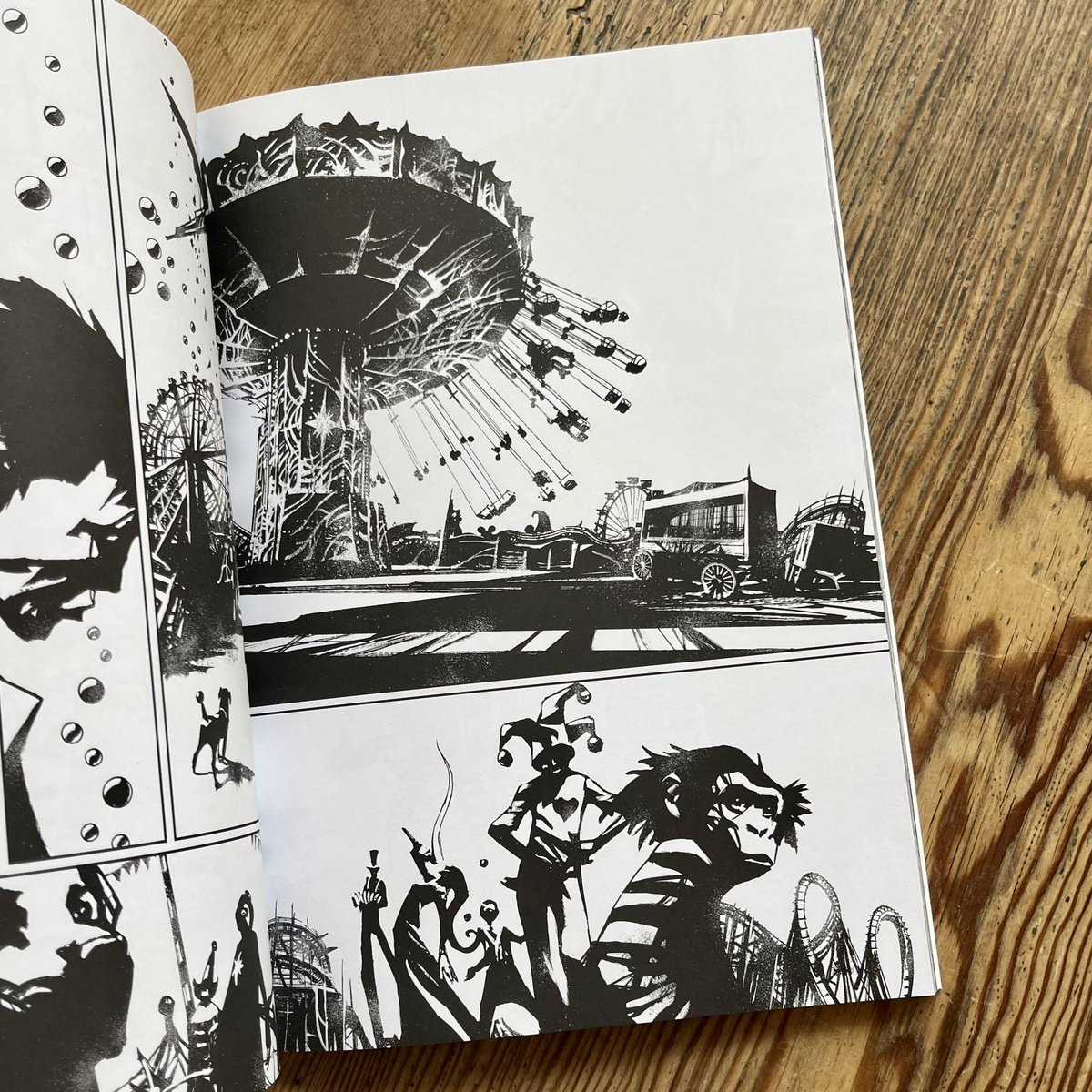 Der Kroate Danijel Žeželj ist ein Lieblingskünstler - Loveless, Starve, DMZ, Acts of Hate ... In diesem neuen Comic-Album @avant_verlag remixt & adaptiert er nun mehrere Kafka-Texte, und allein seine unverkennbaren Bilder sind wieder das Eintrittsgeld wert. #comic #Kafka #lesen