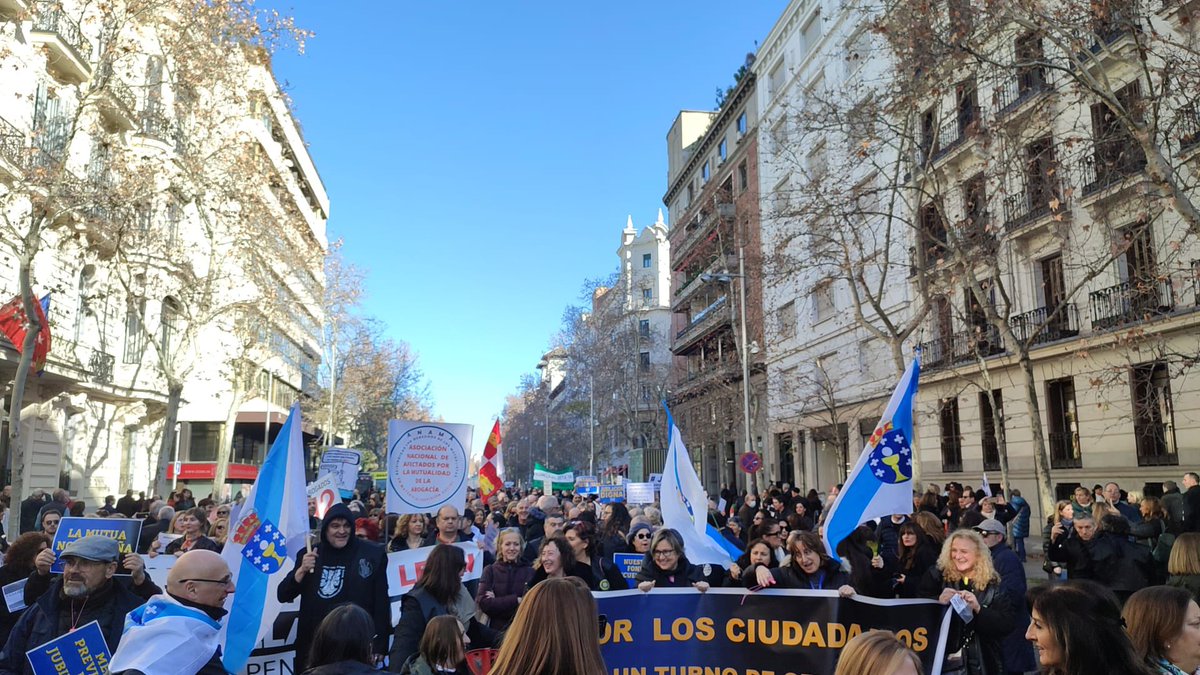 Compañeros de toda España reclamando Dignidad para el Turno de Oficio y la Pasarela al Reta para poder jubilarnos algún día. Vamos, lo mismo que cualquier trabajador o autónomo de nuestro país. Unanimidad absoluta. Nadie puede estar en contra de todo ello <a href="/M_Presidencia/">Ministerio de la Presidencia, Justicia y R. Cortes</a>