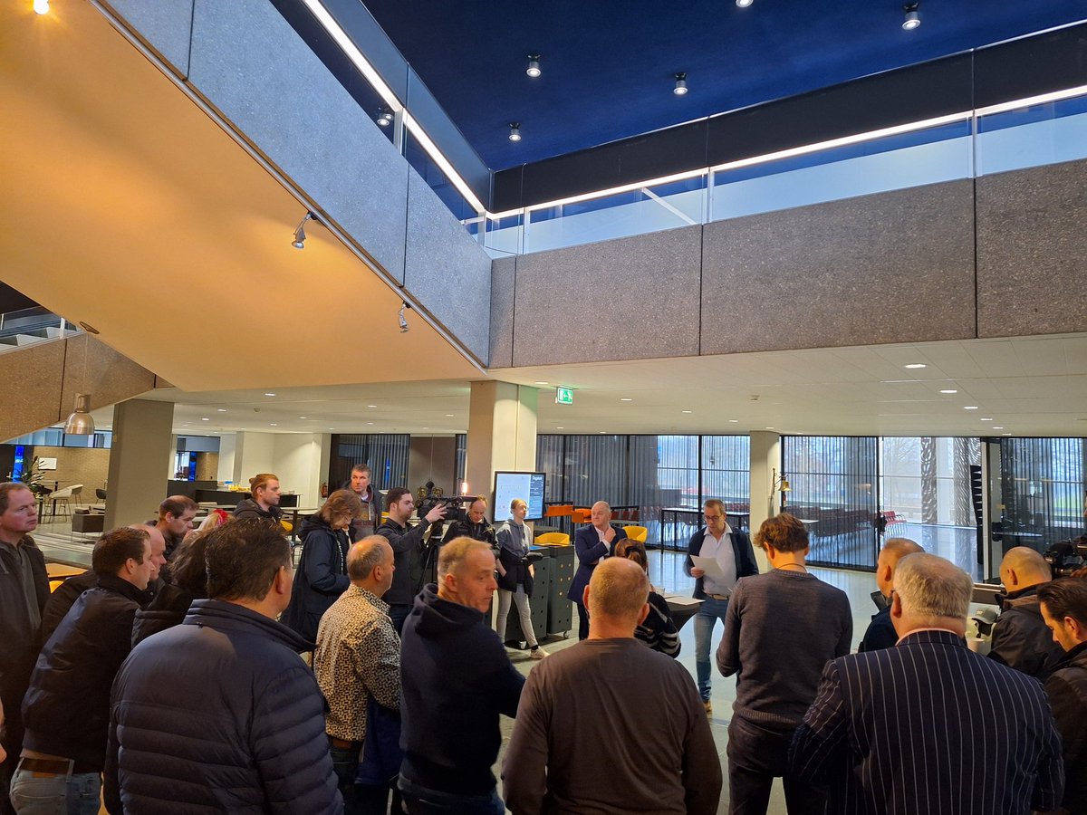 Misschien moet de <a href="/overheid/">overheid</a> zelf voedsel gaan produceren. Door opeenstapeling van regelgeving wordt dat de #boeren in ieder geval onmogelijk gemaakt! <a href="/gedeputeerde/">Gedeputeerde</a> van <a href="/Brabant/">Provincie Noord-Brabant</a> krijgt petitie overhandigd door #brabantseboeren. #voedselzekerheid