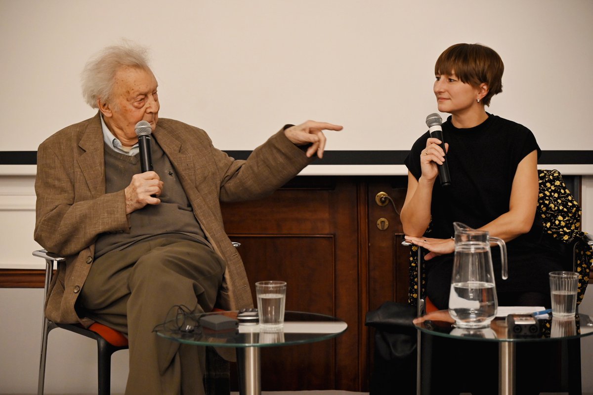 S velkou lítostí jsme přijali zprávu, že ve věku 92 let zemřel doyen 🇨🇿🇩🇪 diplomacie, náš velký přítel, František Černý. Čest jeho památce.

Naposledy nás navštívil v listopadu, když před zcela zaplněným sálem vzpomínal na porevoluční transformaci a mj. též na založení institutu.