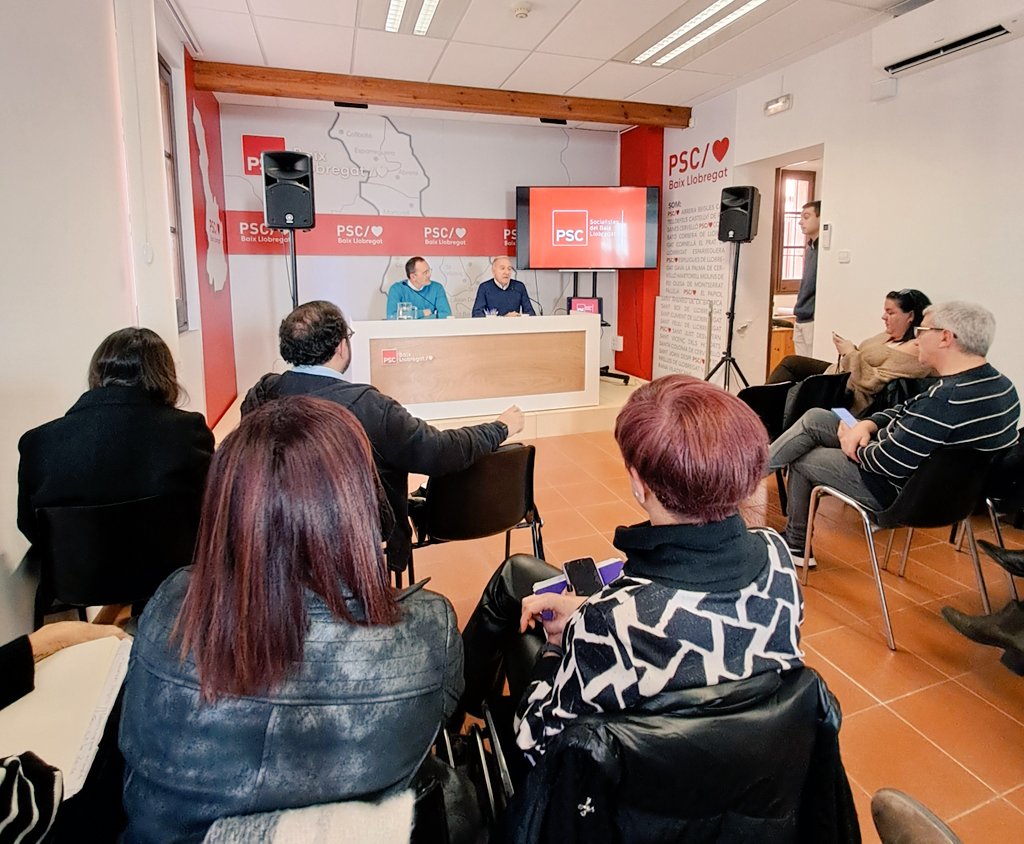 Jornada de treball a la seu del @PSCBaix per preparar el pròxim Congrés de @socialistes_cat. Debats polítics sobre els reptes actuals de la nostra societat amb @AntoniPovedaSJD.