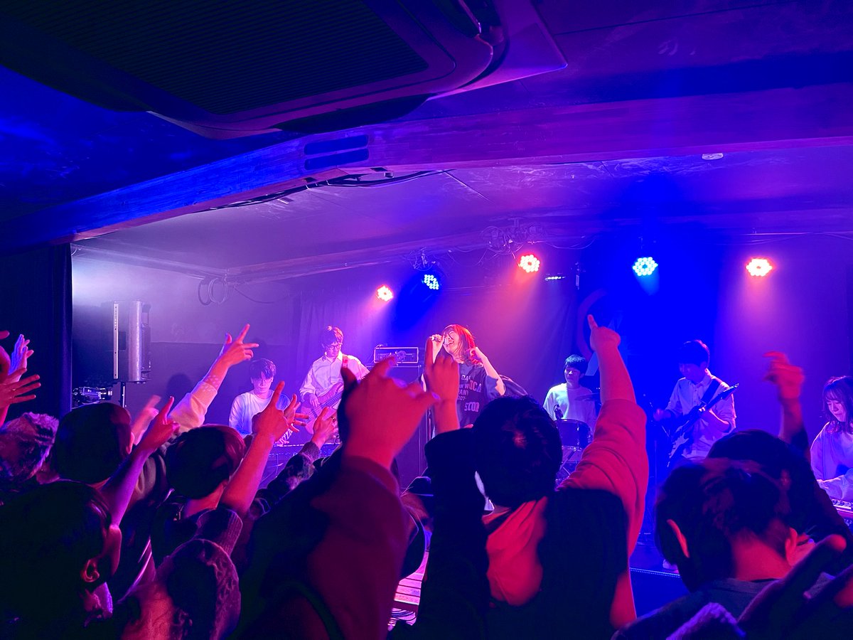 eiji_7rin's tweet photo. いよいよトリ❗️1曲目から盛り上げまくりのあすぱらだいすさん😆
#LLa26 #aiko https://t.co/F7l8MRmAbt