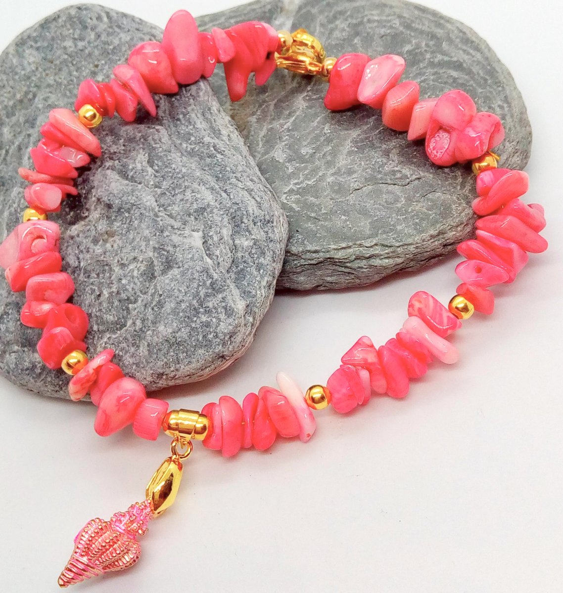 sonicpollyr's tweet photo. This pretty bracelet with crushed shell chips and a lovely enamelled sea shell charm. Would make a lovely Valentine gift for someone special. £15 + P&P. https://t.co/DEX0ntgyzf #newonfolksy #folksy365 #oswestryjewels #shellbracelet #giftforher #valentinegift #mothersdaygift https://t.co/JbtG8l1Eh8