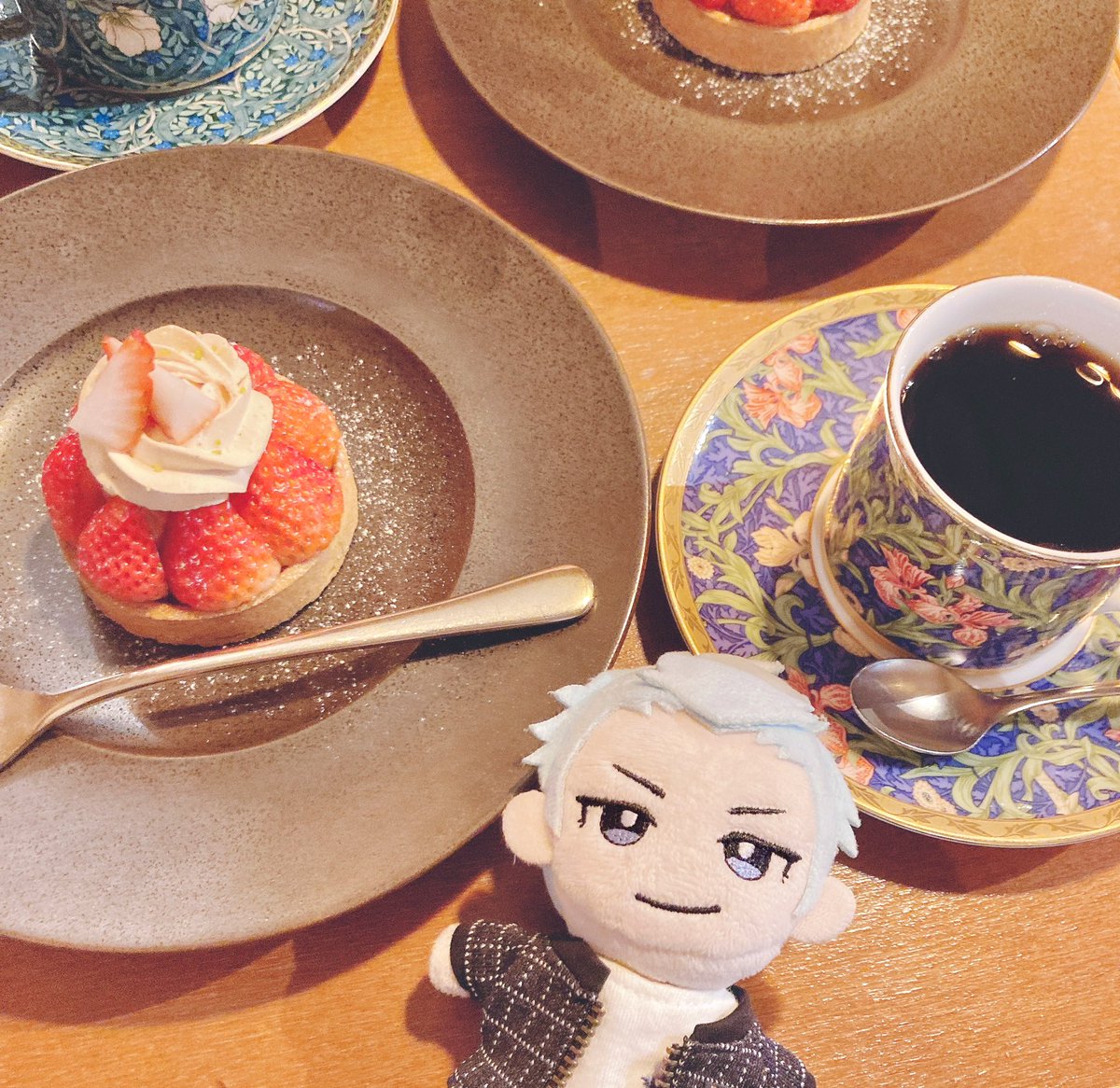 「かわいいカップのカフェに友達と来ていてhappyわね〜 」|べーたん🦐4/16パ現か26✒️13/32のイラスト
