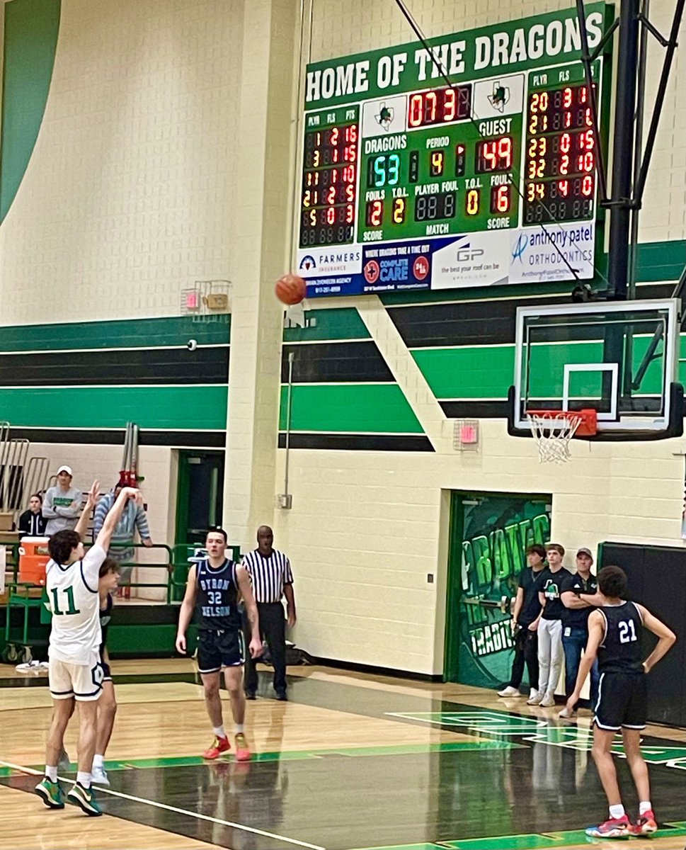 Hoop_Look's tweet photo. ⁦@christianoc_⁩ sinks a free throw with 7.3 seconds left to seal a 54-49 win for ⁦@CarrollDragonBB⁩ over ⁦@BN_Hoops⁩. https://t.co/QBHqpSSJ2P