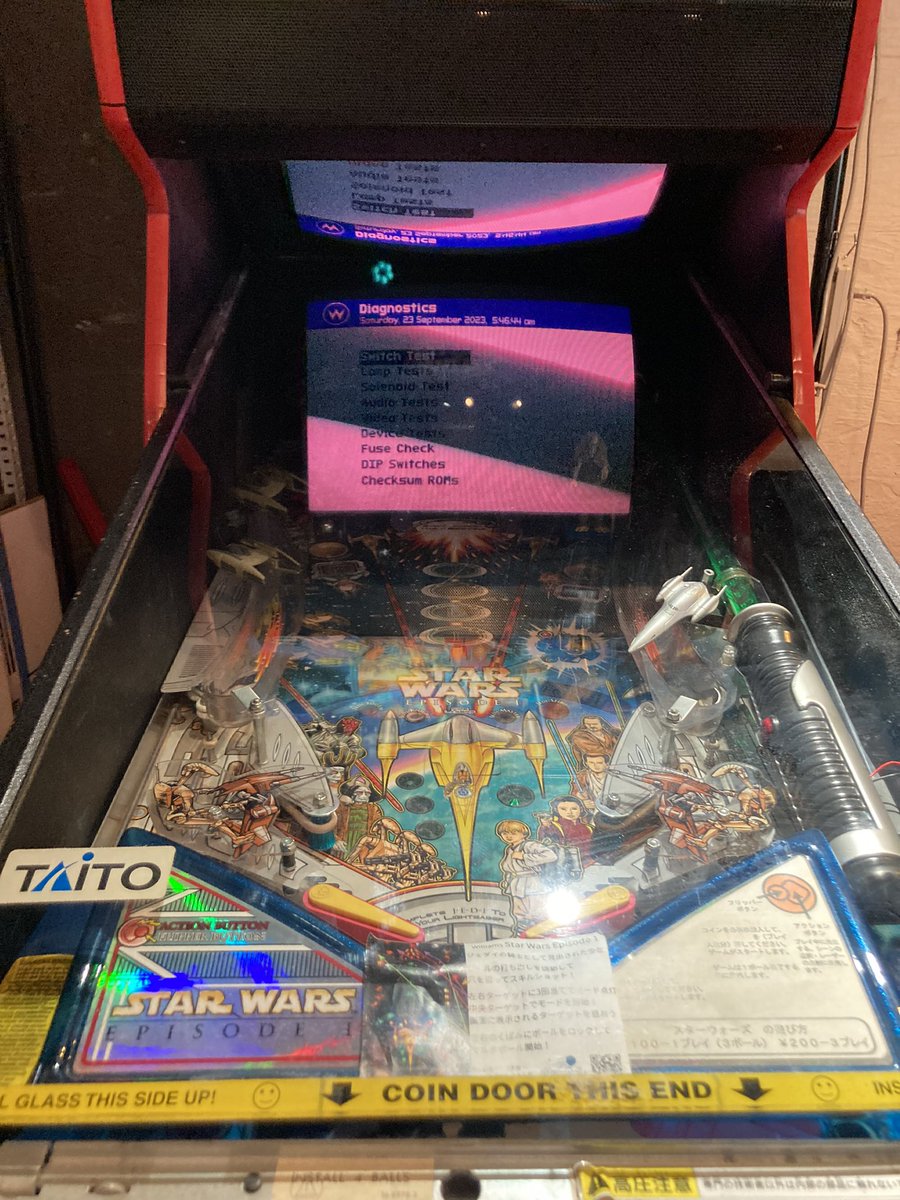 Chun_4646's tweet photo. PINBALL2000筐体
上からの映像をガラスに反射させている
メンテの時はガラスを外すので、ひっくり返った画面を見ながらテストモードの操作をする
文字がひっくり返ってて読むのが大変😅
#pinball #ピンボール #pinball2000 https://t.co/5ywMjzpTOv