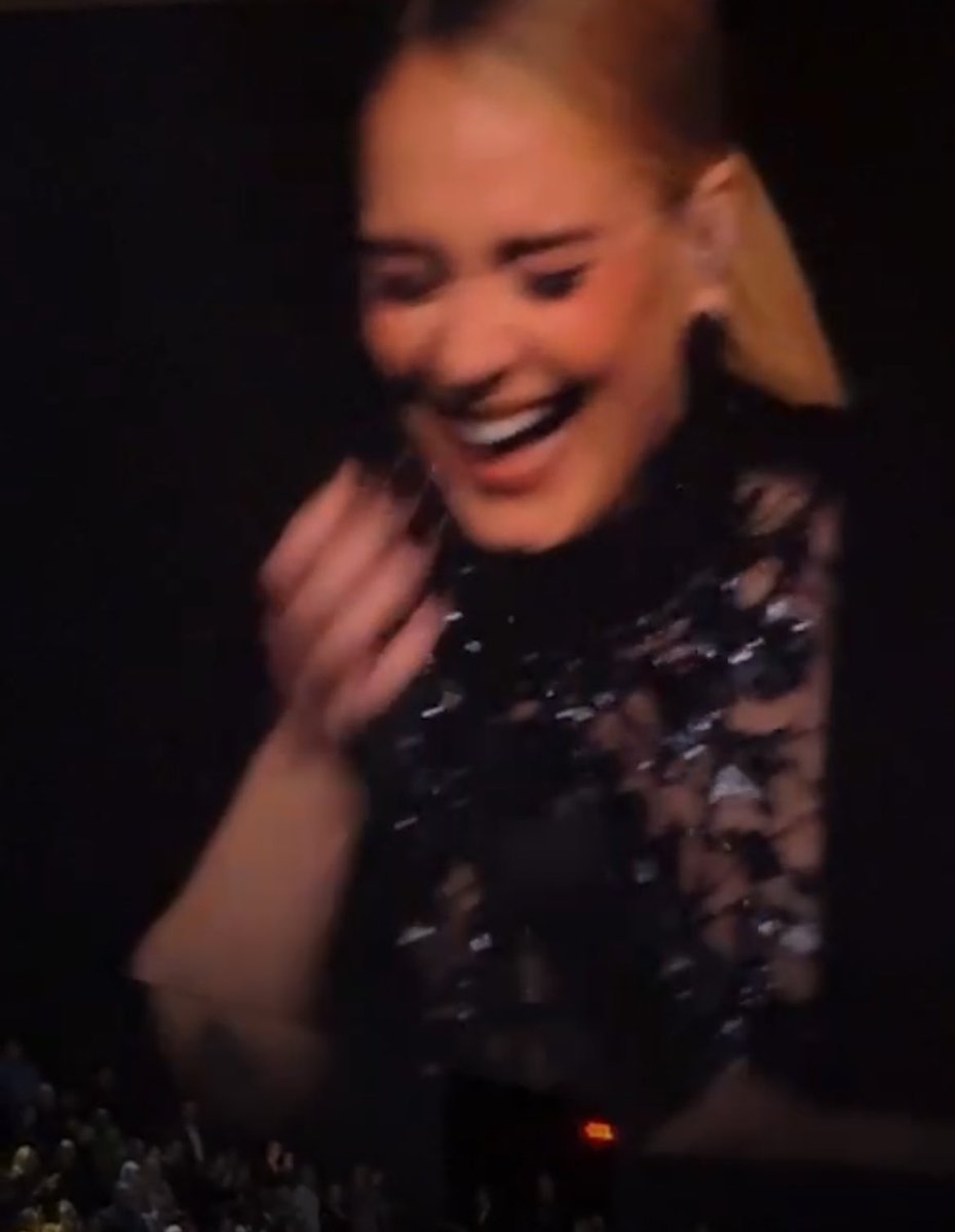 harrilovesadele's tweet image. when i’m already holding in my laugh and then i look at my friend: