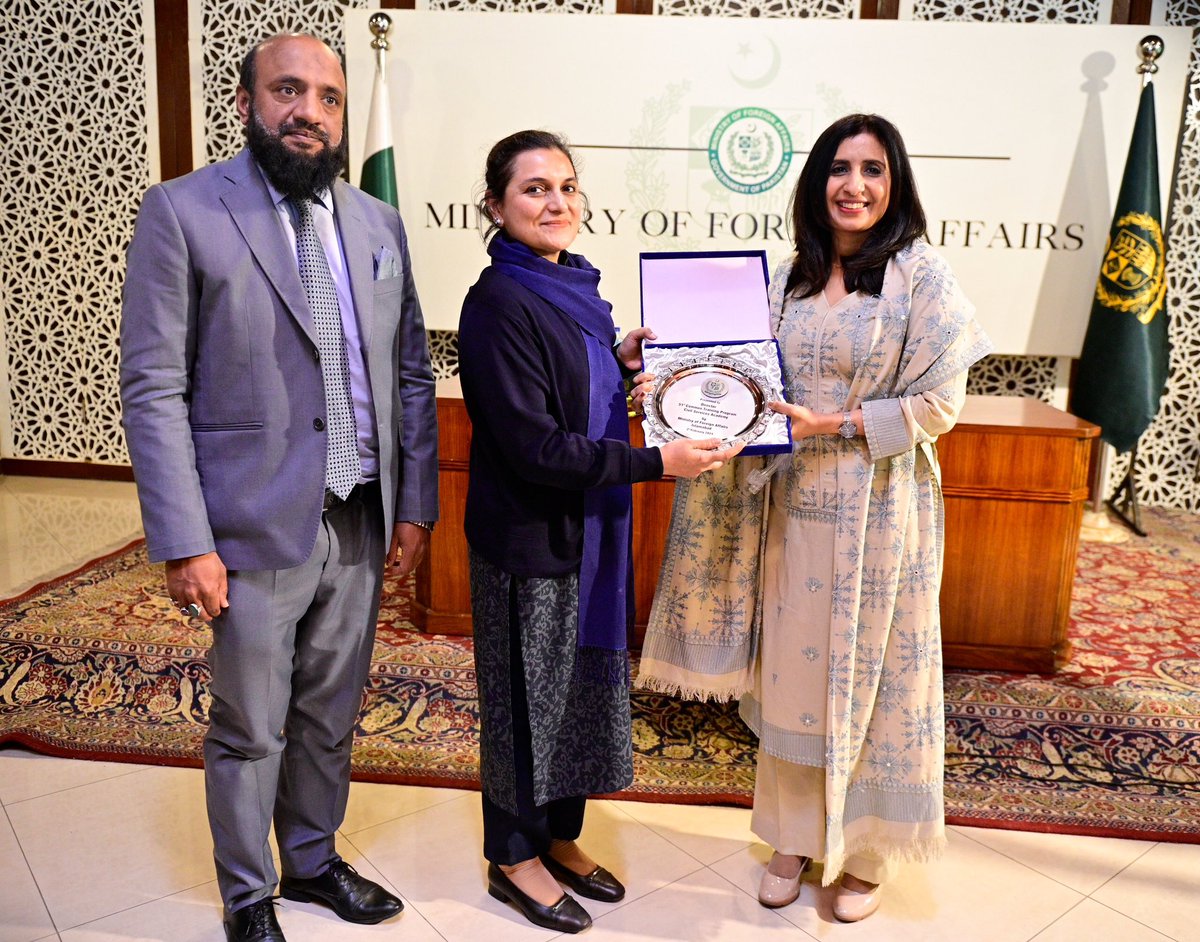 ForeignOfficePk's tweet image. We welcomed the entry level civil servants, currently under training at the Civil Service Academy Lahore, for an orientation tour. In an interactive session, Additional Foreign Secretary &amp;amp; Spokesperson Ambassador Mumtaz Zahra Baloch @Mumtazzb outlined key aspects of Pakistan&apos;s…