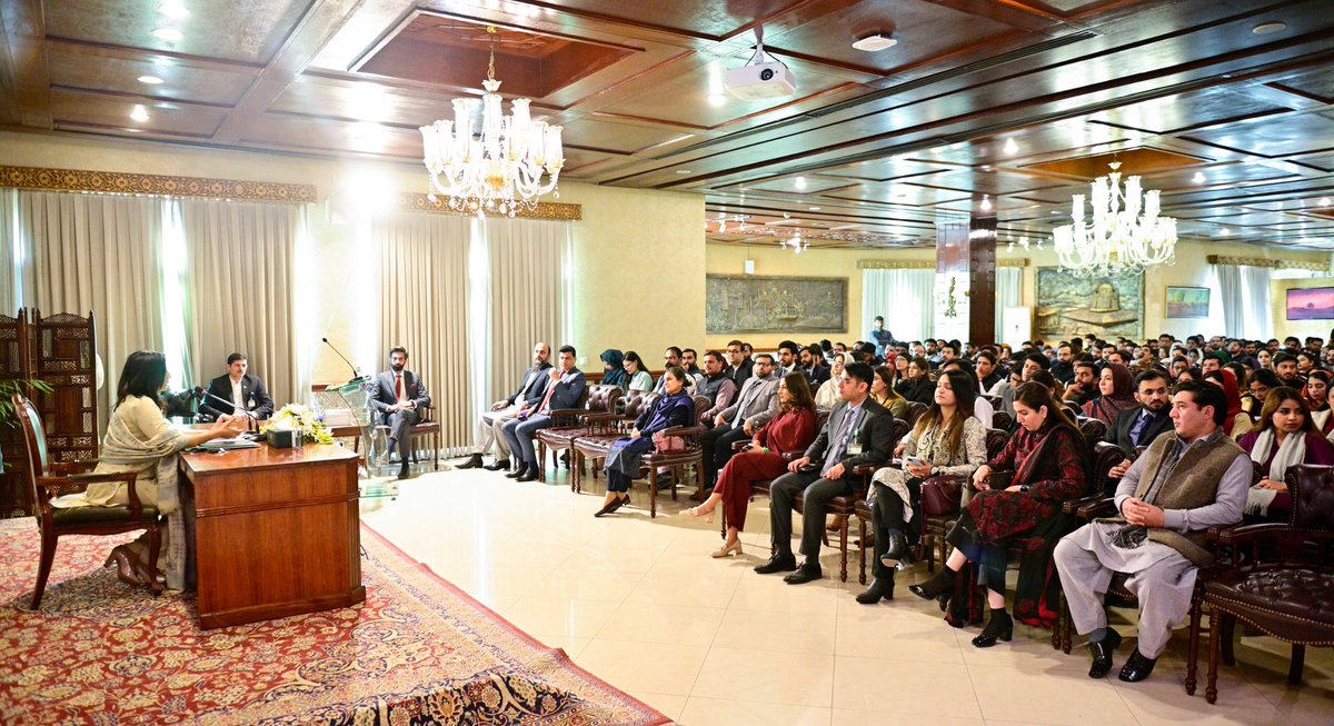 ForeignOfficePk's tweet image. We welcomed the entry level civil servants, currently under training at the Civil Service Academy Lahore, for an orientation tour. In an interactive session, Additional Foreign Secretary &amp;amp; Spokesperson Ambassador Mumtaz Zahra Baloch @Mumtazzb outlined key aspects of Pakistan&apos;s…