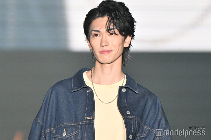 樋口幸平、デニムセットアップ姿披露✨ 眩しい微笑みキラリ🫶🏻 ▽他の