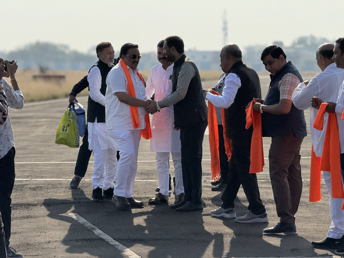 manthan_888's tweet photo. અમરેલી એરપોર્ટ ખાતે ગુજરાત પ્રદેશ ભાજપ ના અધ્યક્ષ શ્રી C R Paatil જી નું ઉષ્માભર્યું સ્વાગત કર્યું. https://t.co/c0ldmRZ5ZU