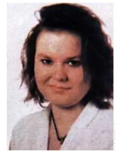 03.02.96, Bergisch Gladbach: Patricia Wright wird gefoltert, vergewaltigt und schließlich erstochen. Der neonazistische Mehrfachmörder wählte sie aufgrund eines "Nazis Raus!" Aufnähers aus. Informationen zum Fall: soerenkohlhuber.wordpress.com/2016/02/03/pat… #KeinVergessen