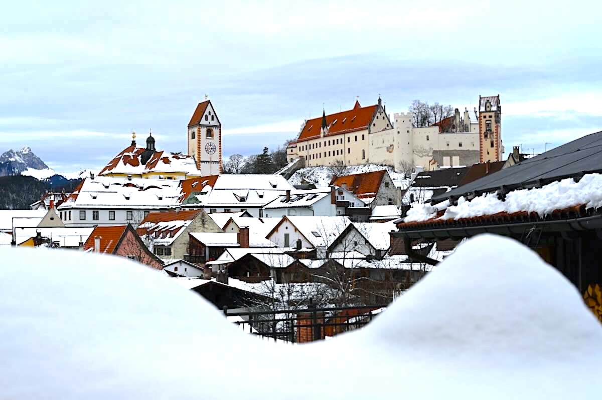 ᵂᴱᴿᴮᵁᴺᴳ Füssen im Winter lohnt sich wegen der Altstadt mit den historischen Gebäuden, dem Lechfall und den schönen Schlössern, Seen und Bergen. Tipps für Füssen und zum Winterwandern rund um die Stadt gibt es neu im Blog: people-abroad.de/blog/fuessen-i… #füssen #fussen #allgäu