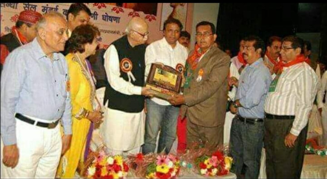 SpiritualStory7's tweet photo. @narendramodi
भारत के प्रधान मंत्री श्री नरेंद्र मोदी जी ने आज घोषणा की है की भारत के पूर्व उप प्रधानमंत्री 
परम आदरणीय श्री लाल कृष्ण आडवाणी जी को भारत रत्न सम्मान दिया जायेगा 
सादर कैलाश आडवाणी
#LKAdvani 
#Bharatratn https://t.co/Ultzk2tDSw