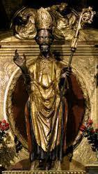 gozARTE's tweet photo. Hoy es san #Blas, y por eso os dejo esta escultura de finales de la Edad Media que se conserva en... ¿A qué iglesia de #Zaragoza van sus devotos a ver a San Blas?
Cuenta la tradición que San Blas era obispo de #Sebaste (en la actual Turquía) allá por el siglo IV. Parece que se retiró a una cueva como ermitaño y allí acudió una mujer con su hijo, al que se le había quedado atravesada una espina de pescado al tragar. El santo se la sacó, y por eso se convirtió en patrón de las enfermedades de la garganta (y, por tanto, de cantantes y demás gremios que se ganan la vida con la voz). Fue martirizado por los romanos y su culto se extendió muchísimo por toda Europa.
A Zaragoza lo trajeron los franceses que habían venido a la conquista de la ciudad con Alfonso el Batallador. Fueron ellos quienes levantaron la ermita de San Blas en la zona que quedaba entre la muralla romana y la musulmana, cerca de donde luego estaría la plaza del mercado y ahora el Mercado Central. Con el tiempo en aquel barrio empezó a vivir más gente, se urbanizó y el obispo decidió convertir la ermita en parroquia, dedicándola a la conversión de San Pablo, pero la devoción a San Blas seguiría presente en aquel lugar, e incluso en el nombre de una de las calles que hay junto a la iglesia, que hoy se sigue llamando así.