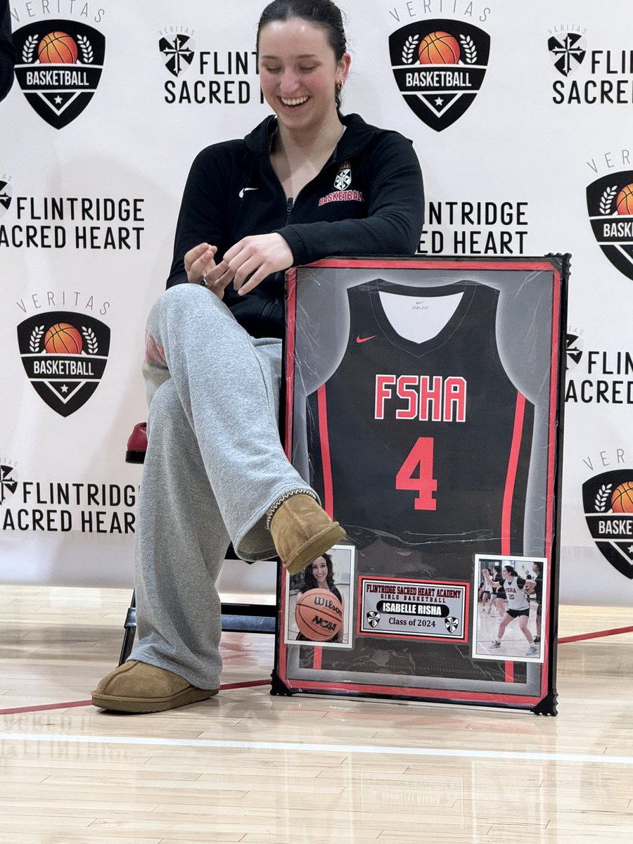 Congrats to the lone Flintridge Sacred Heart basketball Senior! Isabelle….Class of 2024!!!!