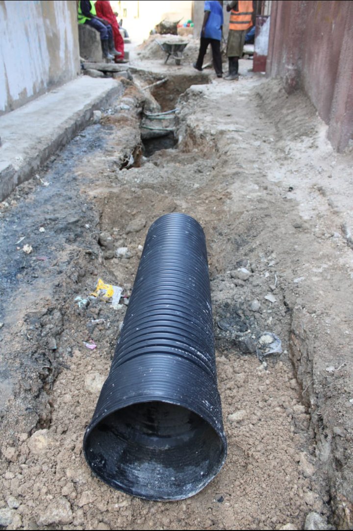 Mowassco's tweet image. The Managing Director Mombasa Water Supply &amp;amp; Sanitation Co.Ltd Mr. Abdirahim Farah together with Mr
Job Nyaribo inspect the replacing section of the sewer line that had collapsed at Mkanyageni, 12m of DN200 concrete pipe has been replaced with a DN300 DWC pipe.