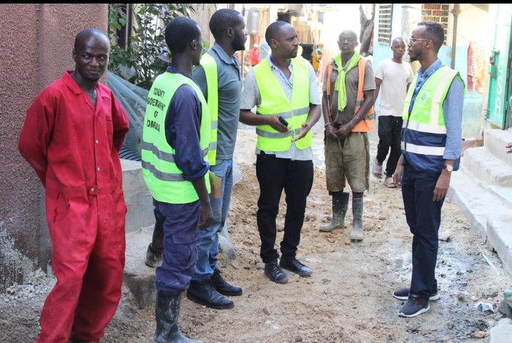 Mowassco's tweet image. The Managing Director Mombasa Water Supply &amp;amp; Sanitation Co.Ltd Mr. Abdirahim Farah together with Mr
Job Nyaribo inspect the replacing section of the sewer line that had collapsed at Mkanyageni, 12m of DN200 concrete pipe has been replaced with a DN300 DWC pipe.