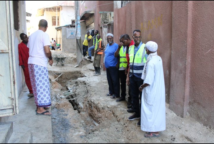 Mowassco's tweet image. The Managing Director Mombasa Water Supply &amp;amp; Sanitation Co.Ltd Mr. Abdirahim Farah together with Mr
Job Nyaribo inspect the replacing section of the sewer line that had collapsed at Mkanyageni, 12m of DN200 concrete pipe has been replaced with a DN300 DWC pipe.
