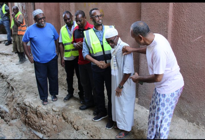 Mowassco's tweet image. The Managing Director Mombasa Water Supply &amp;amp; Sanitation Co.Ltd Mr. Abdirahim Farah together with Mr
Job Nyaribo inspect the replacing section of the sewer line that had collapsed at Mkanyageni, 12m of DN200 concrete pipe has been replaced with a DN300 DWC pipe.