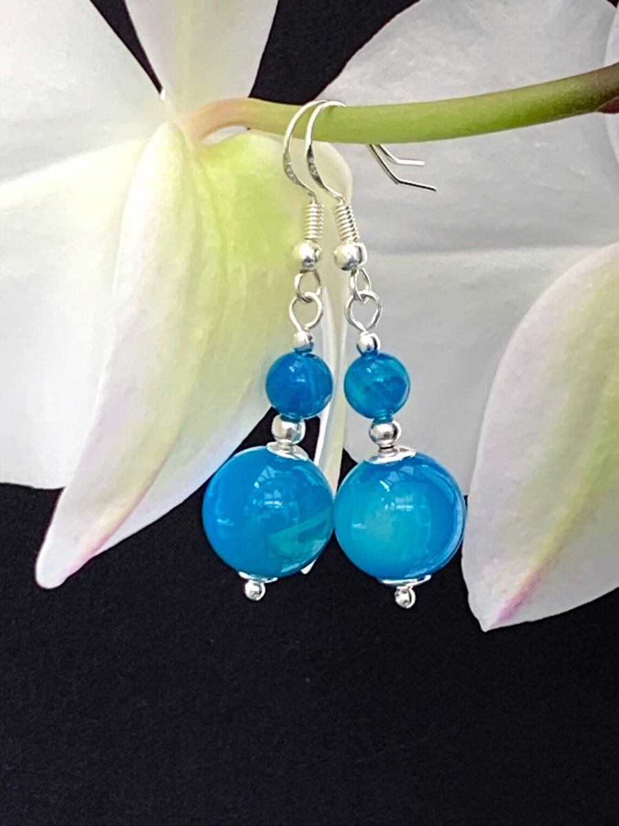 Blue Earrings, Onyx Agate Beaded Crystal, Dangle, Bright.

Available via Etsy: etsy.com/uk/listing/154…

#blueearrings #onyxearrings #agateearrings #summerearrings #summerjewellery #elegantearrings #handcraftedearrings #uniqueearrings #originalearrings #earringsofgemstone