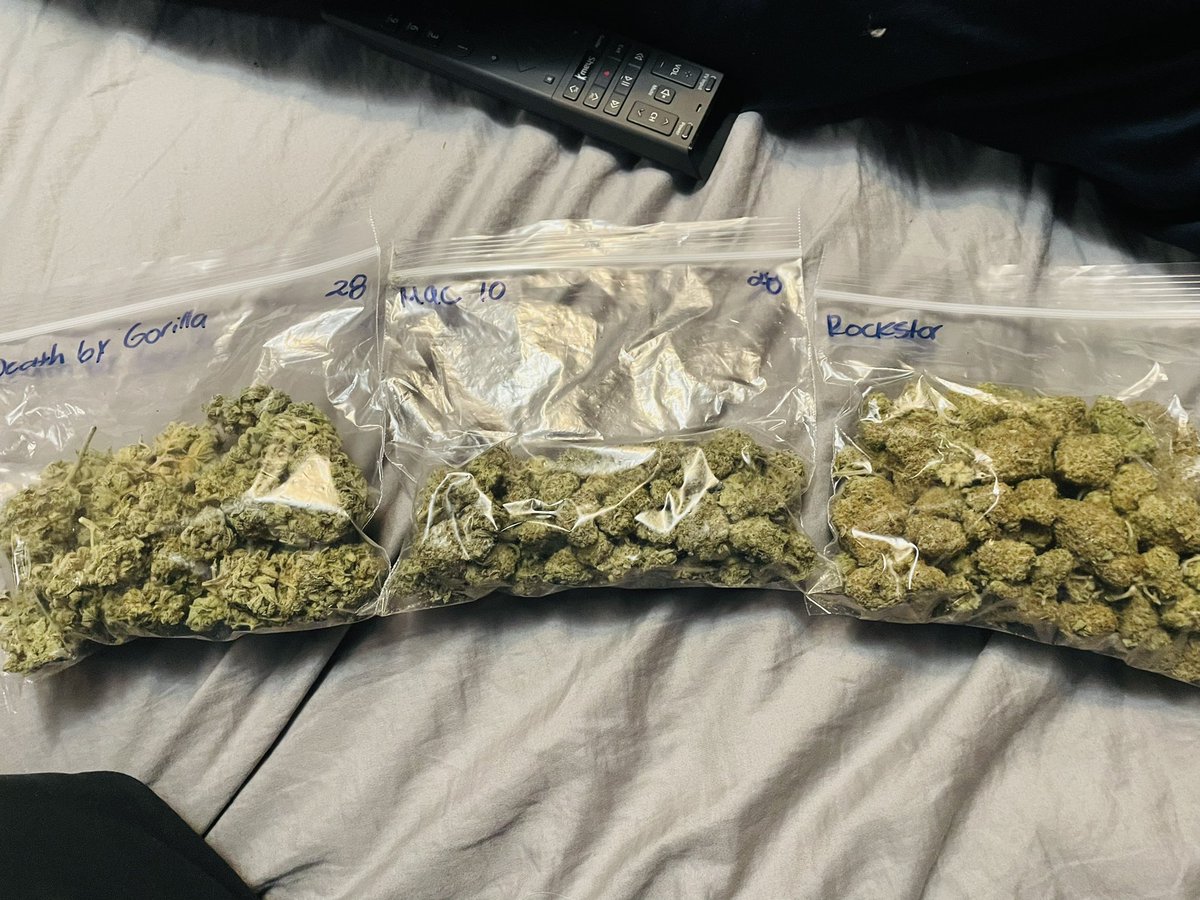 In honour of the UFC being back after 297 STEVE-O got some party 🎉 favours for the LADS !! .. in order from left to right WE HAVE : Death 💀 by GORILLA 🦍 .. ( a death bubba kush / gorilla glue hybrid ; movin on in the middle we have your MAC 🔟.. locked 🔒 &amp; loaded and last but