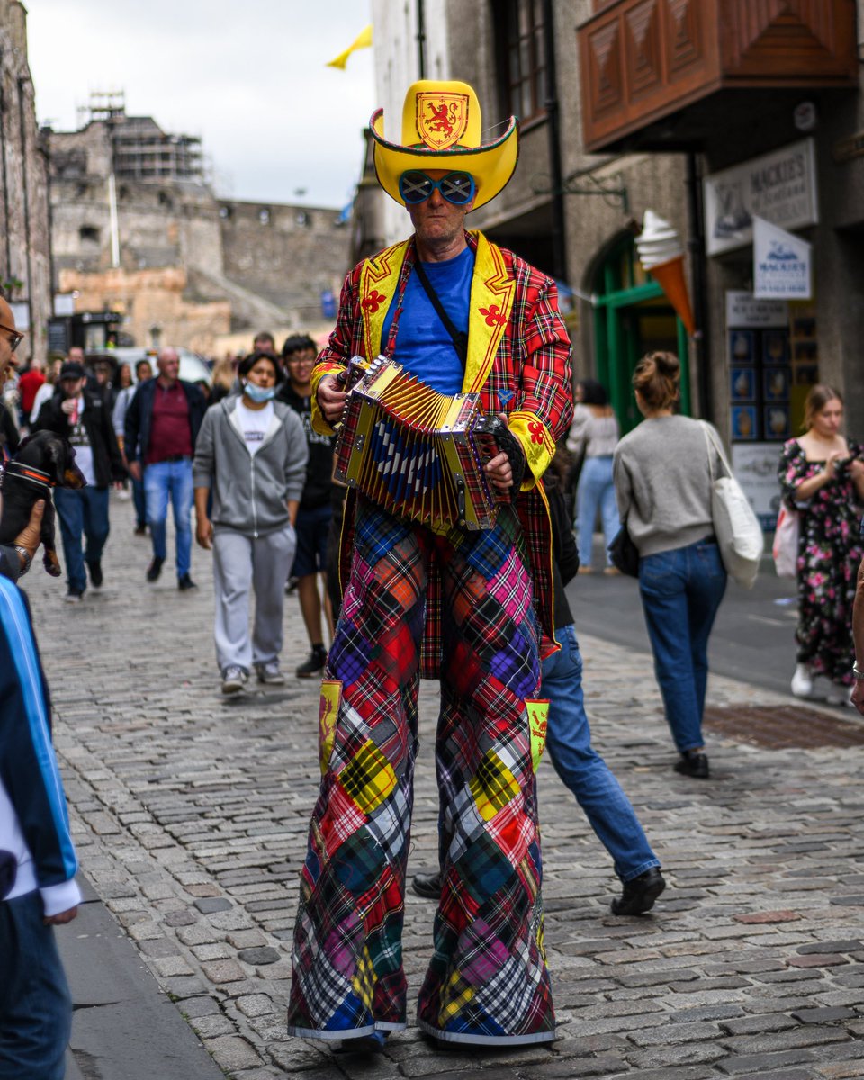 #streetphotography #edinburgh #royalmile #edinburghfestivalfringe #streetperformer