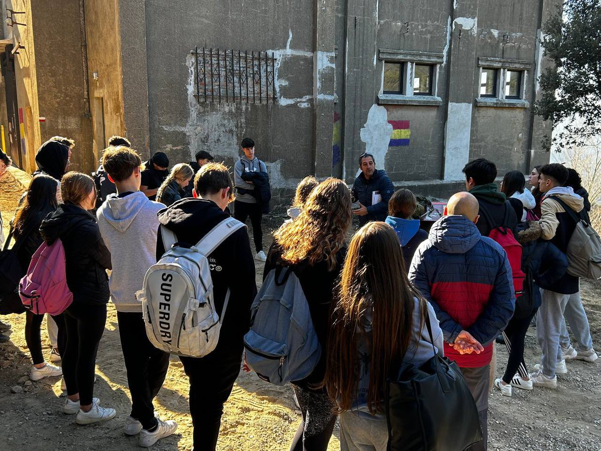 InstitutSantPol's tweet photo. #Dia1 #1BAT #Social Camp d’Aprenentatge del Canigó
Hem reviscut un tràgic episodi de la nostra història recent. I visitat la Mina Canta on els màxims dirigents polítics del govern democràtic republicà van amagar l'or i les obres d'art en perill que després es van moure a Ginebra https://t.co/uB7W6XI6ex