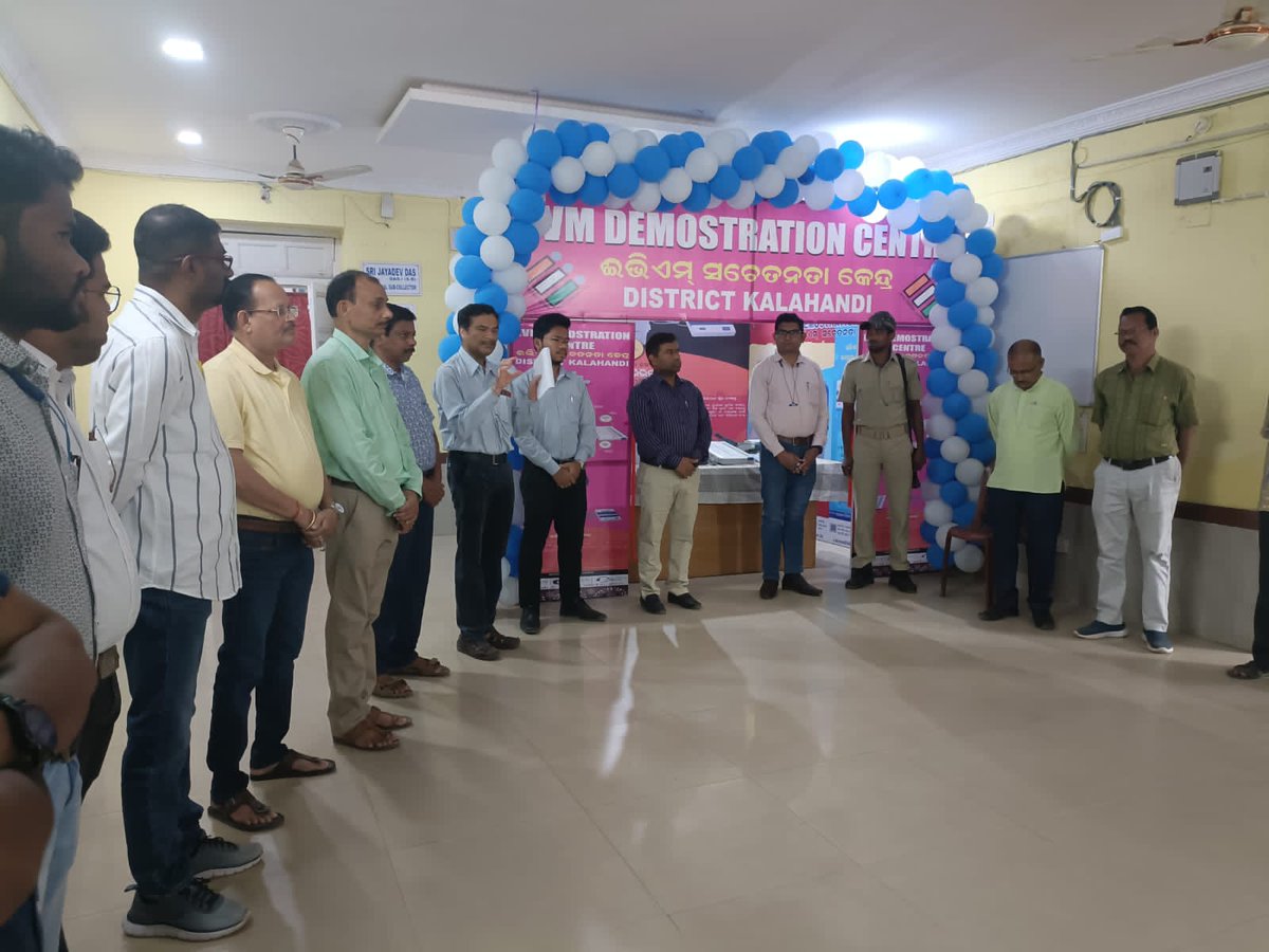 KldSC_BhPatna's tweet photo. ବନ୍ଦେ ଉତ୍କଳ ଜନନୀ 
To honor our language and rich cultural heritage, the Sub-Collector of Bhawanipatna, along with office staff, sang and played our State anthem, 'Bande Utkal Janani,' at the Sub-Collector's Office in Bhawanipatna, Kalahandi. https://t.co/uxpLmsHA4e
