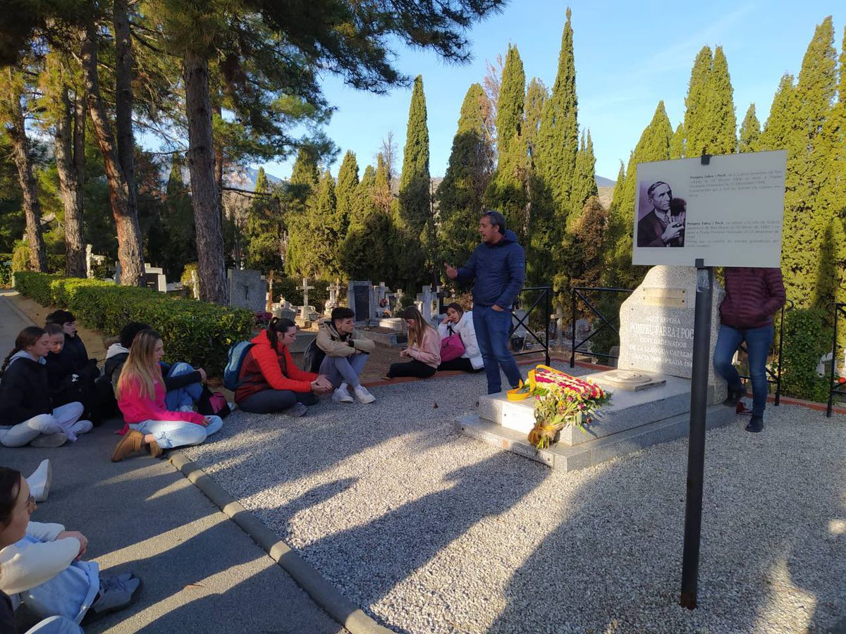 InstitutSantPol's tweet photo. #Dia3 #1BAT #Social CdACanigó Hem sortit de l’alberg per visitar la tomba de Pompeu Fabra, ordenador de la llengua catalana, que va morir exiliat al poble de Prada el 1948. Tot seguit, hem fet una descoberta del poble, visitant punts emblemàtics. https://t.co/5vFUbM0Kr7