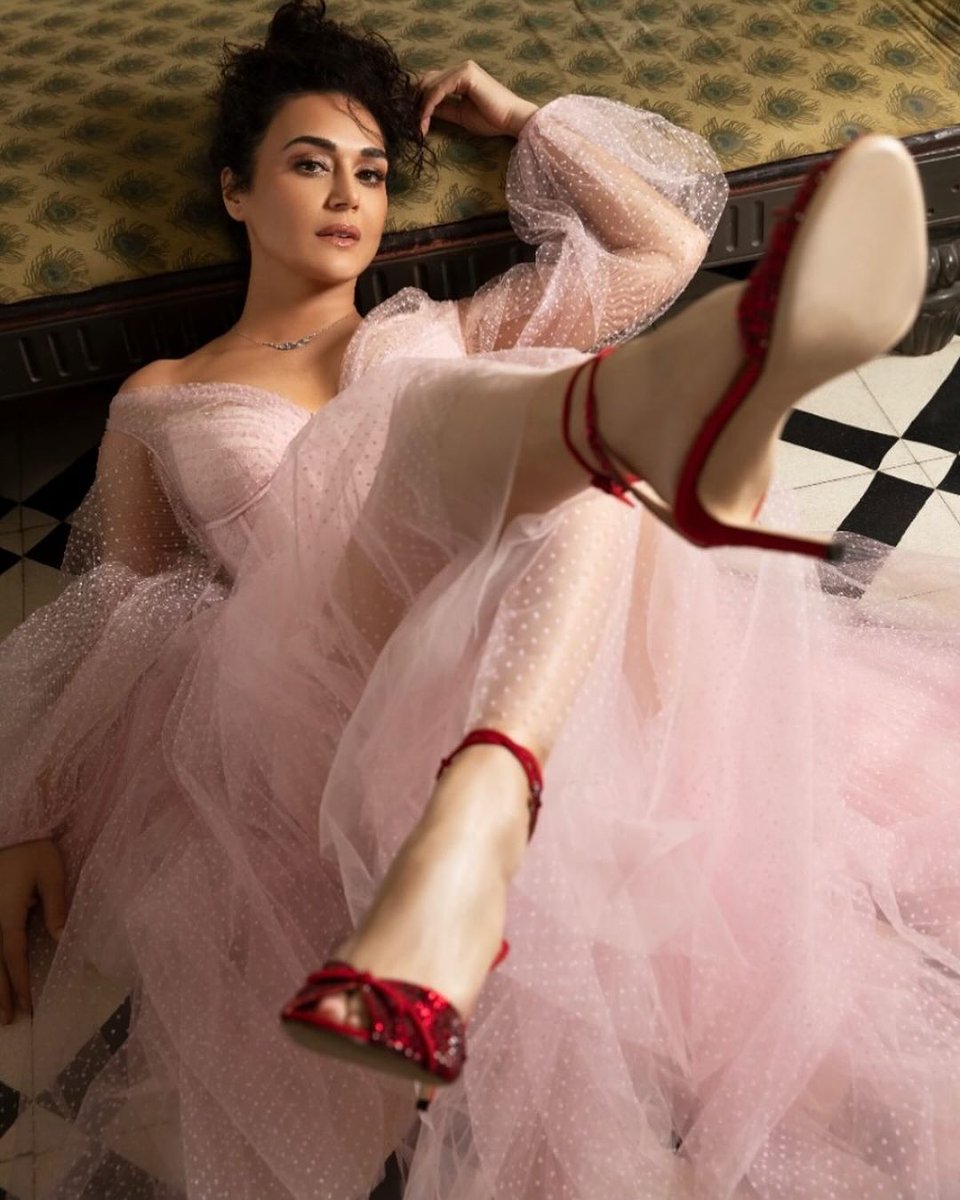 Calcutta_Times's tweet photo. We can't take our eyes off these glam shots of @realpreityzinta! 😍
#preityzinta #glamshot #actress #bollywood https://t.co/BNBY6AF9oO