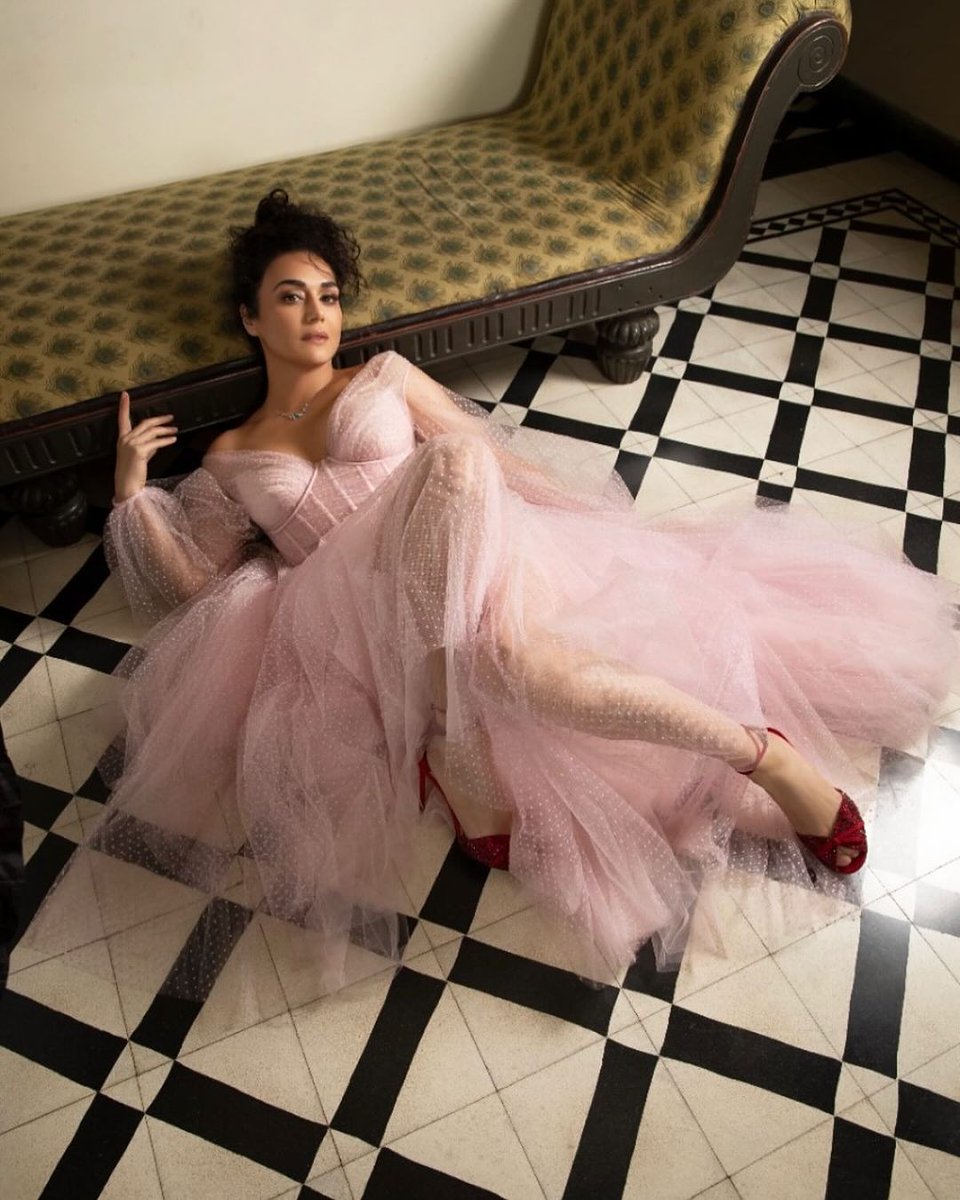 Calcutta_Times's tweet photo. We can't take our eyes off these glam shots of @realpreityzinta! 😍
#preityzinta #glamshot #actress #bollywood https://t.co/BNBY6AF9oO