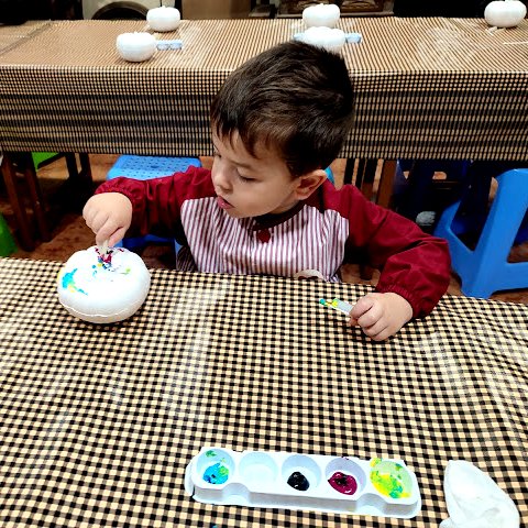 L'alumnat d'#I3 visita l'<a href="/EscolaNovart/">Escola Novart-Taller d'Art</a> 
L'Olga i la Sara els van presentar la #YayoiKusama i van decorar al seu estil la maqueta d'un menjador i una carabassa 🔴🟣🔵
#vedrunabategaambtu
#educacióinfantil