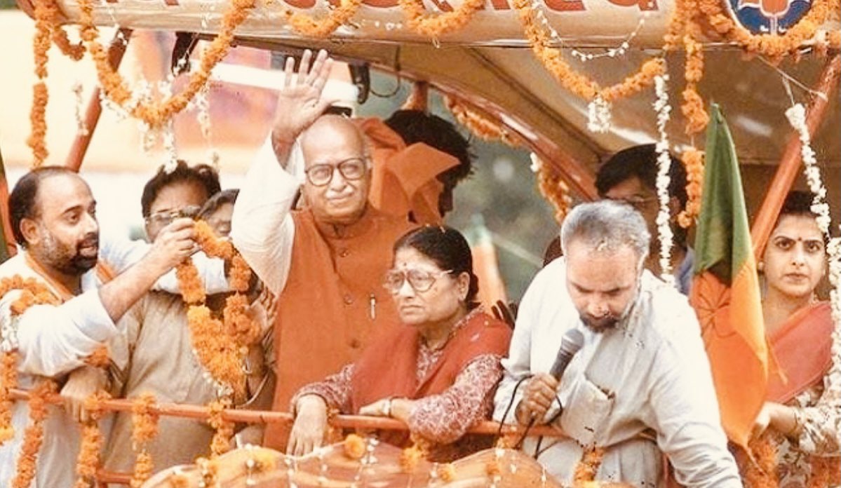 senshilpi's tweet photo. जो राम को लाए हैं...

मंदिर आंदोलन में अग्रणी भूमिका निभाने वाले बीजेपी के वरिष्ठतम नेता #LalKrishnaAdvani को भारत रत्न... https://t.co/q6aJVJKHgp