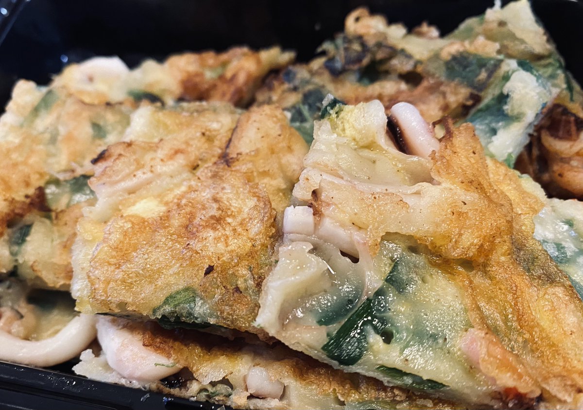 sukeyama23's tweet image. 韓国料理のテイクアウト専門店でキンパ注文待ちの間、胡瓜キムチとチヂミで🍻
海鮮チヂミが美味すぎる🆙

＃韓国料理
＃海鮮チヂミ
＃チャン