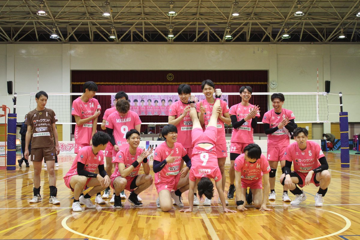 volley_7_7's tweet photo. 9勝目🔥

赤川くん頑張ってた😂
写真撮る前のわちゃわちゃ好きなんだよな〜。

今日の試合楽しかった〜✨️

 #埼玉アザレア https://t.co/jj0UimxwVW
