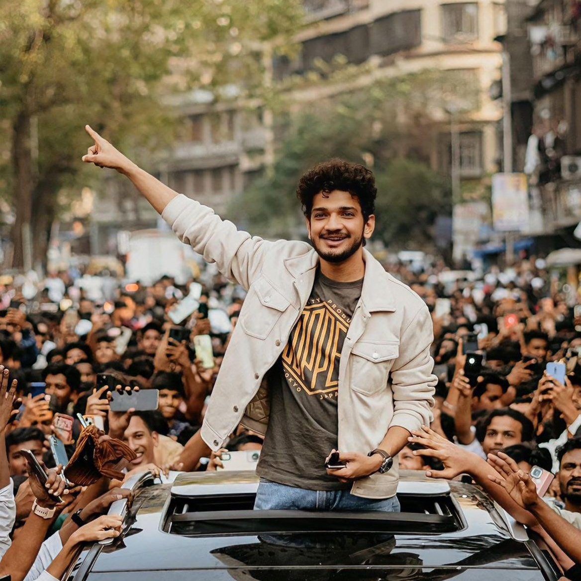 SayedSarwar20's tweet photo. Aa jaana saare Instagram pe 7pm pel let's join 1m  people
MUNAWAR IG LIVE ON 7PM
#MunawarFaruqui  #MKJW𓃵 https://t.co/vqnD8pEKSl