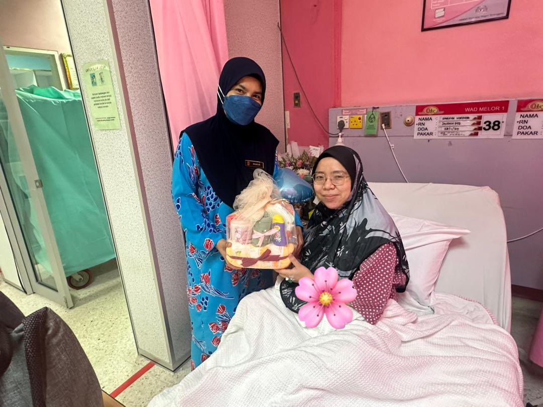 kdganyang3504's tweet photo. Best wishes to your new family.

Lawatan kebajikan oleh Pengerusi BAKAT (L) KD GANYANG kepada Shaqinah Najwa binti Mohd Nasir (isteri LK I TMK Haikal) dan Sharifah Nur Huda Diana binti Syed Mohamed (isteri LK BDI Syed)

#3B4one
#BAKATLAUT
@Mawilla_1
@kd_terengganu 
@kdhandalan https://t.co/eXBRgbLIAX