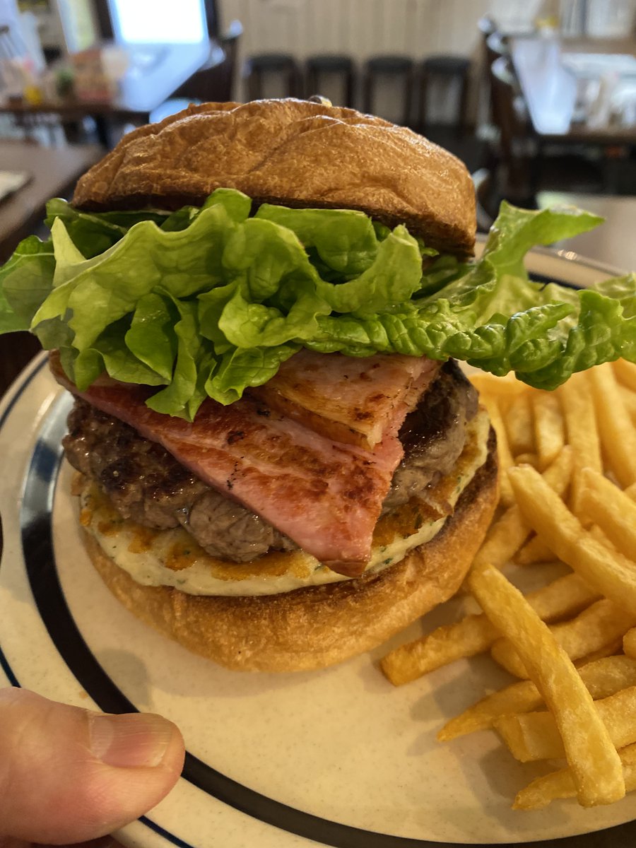 burgerbrothersz's tweet photo. 今月のBAYSIDE BASEで、フランスのアリゴとアメリカンスタイルのハンバーガーを融合させた「アリゴハンバーガー」をご紹介します！ジャガイモとチーズのもちもち感に、日本の里芋を加え、さらに厚切りベーコンをトッピング。東西の味わいが絶妙にマッチしたこのハンバーガーをぜひお試しください。 https://t.co/PNlbeN17A8