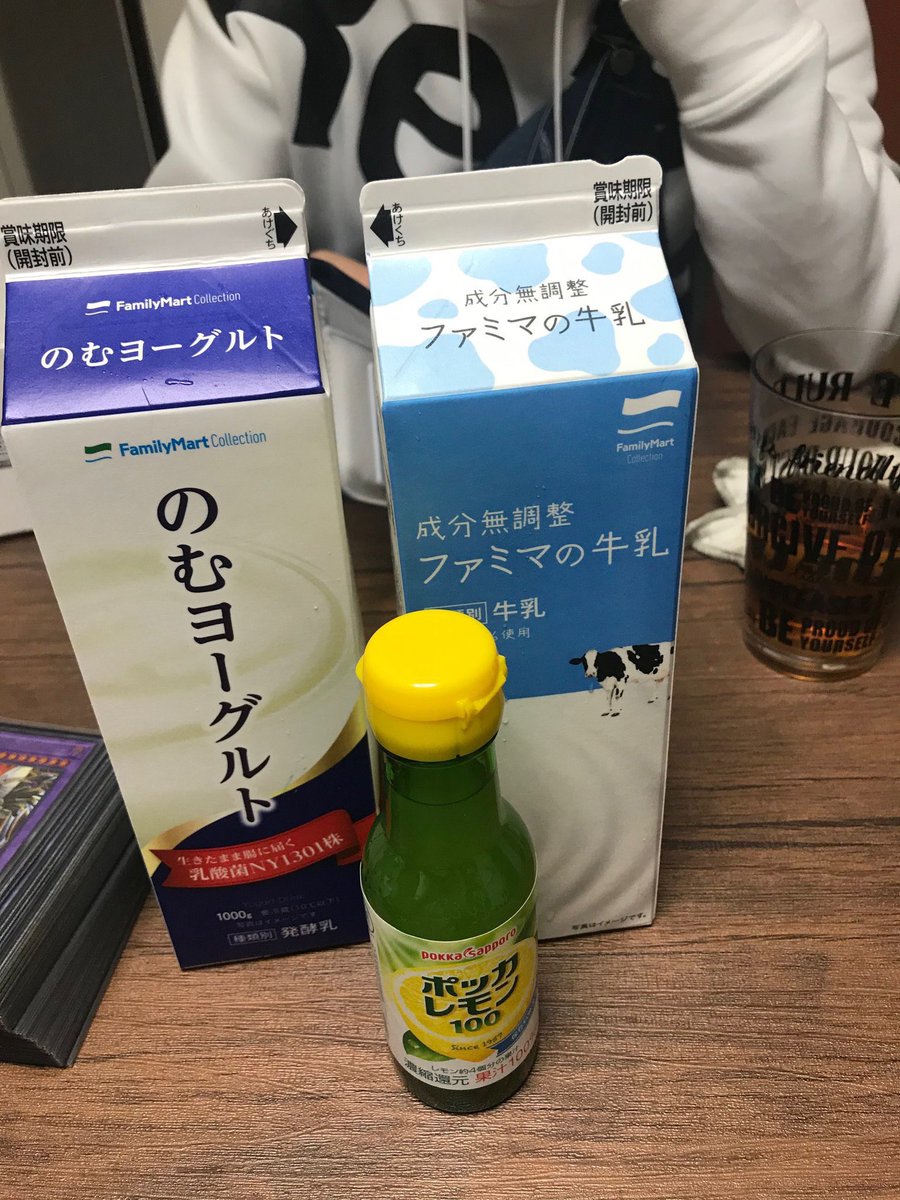 yeskiri's tweet photo. カレー屋でラッシーを頼みすぎて店員さんからレシピを教えてもらったので載せときます

牛乳 250ml
ヨーグルト 250g
レモン果汁 小さじ2杯
砂糖  大さじ2杯

これを空のペットボトルにいれてシャカシャカ振ればお店で出てくるラッシーが完成するのでぜひお家で作ってみて https://t.co/e0G6unuDoY