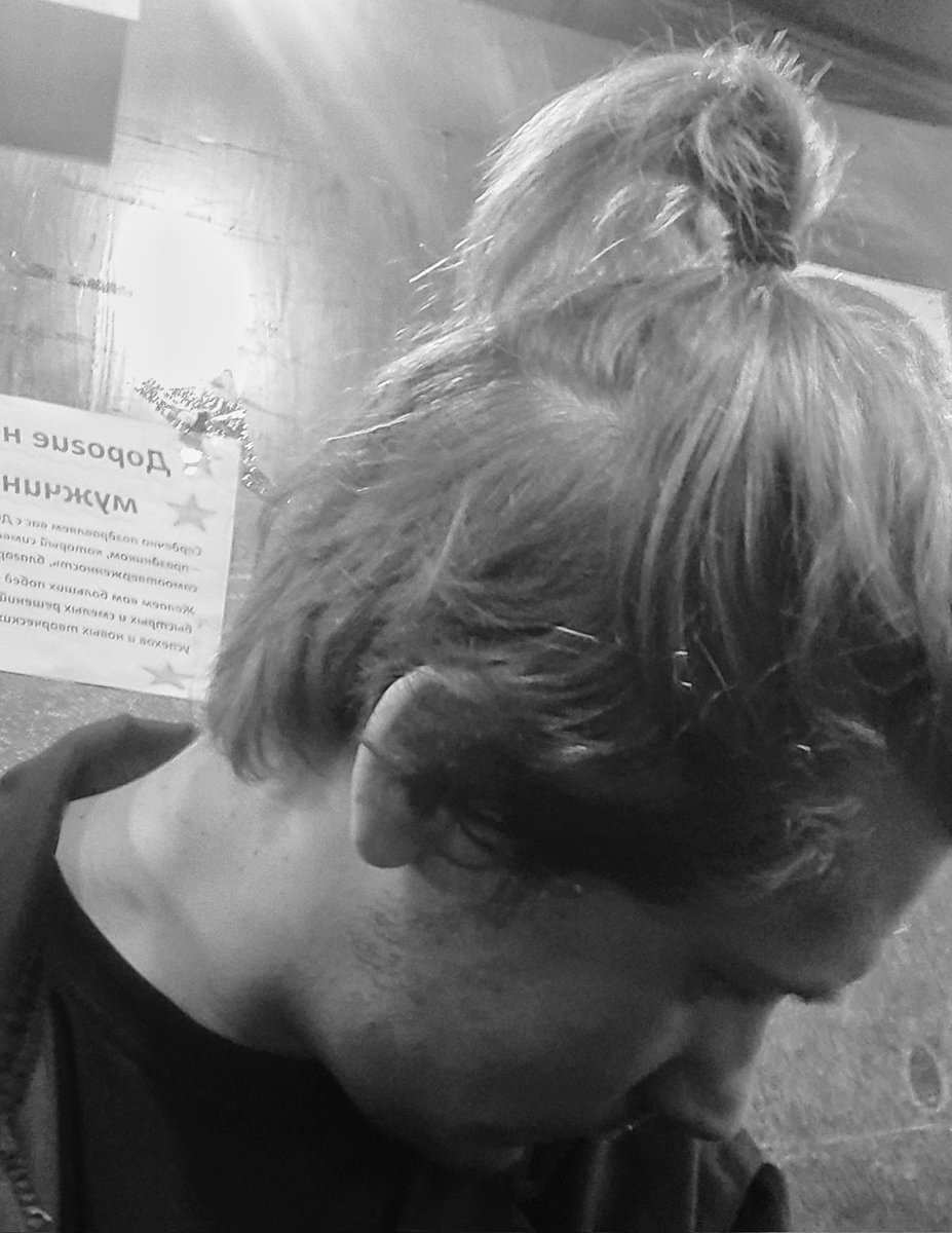 Punkcore88's tweet image. Отрастил патлы кстати. С хвостом хожу, прикольно